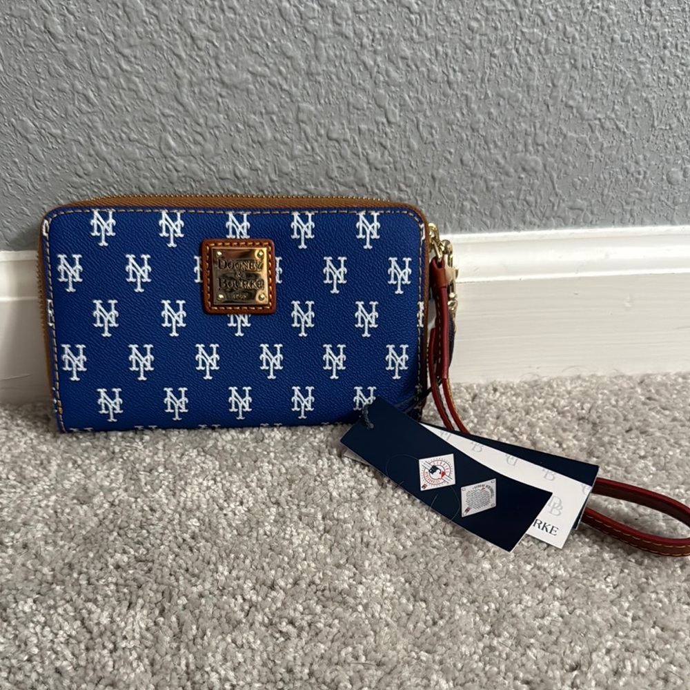 Dooney & Bourke Mets MLB Blue and White Logo Wristlet New with Tags